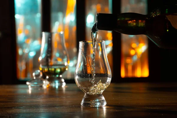 Tulipán Alakú Kóstoló Üveg Whisky Vagy Kevert Whisky Whisky Öntés — Stock Fotó