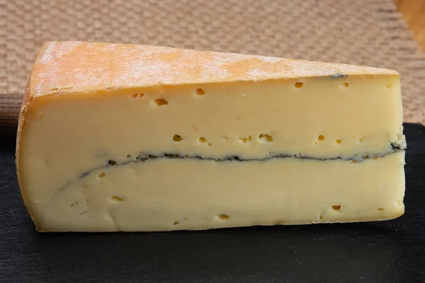 チーズコレクション フランス産モルビエセミソフト牛乳チーズと黒カビ層を閉じます — ストック写真