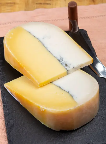 Πολύχρωμο Διπλό Ολλανδικό Τυρί Σκληρό Τυρί Από Αγελαδινό Γάλα Και — Φωτογραφία Αρχείου