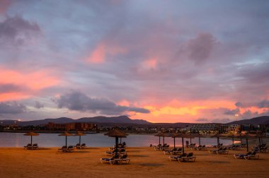 Gün batımından sonra kumsal. Fuerteventura, Kanarya Adaları 'ndaki Caleta de Fuste turistik köyünde kış ve güneş tatili