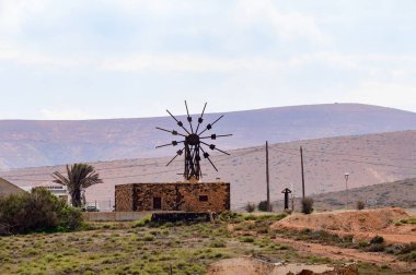 Antigua köyü yakınlarındaki geleneksel Kanarya hububat değirmeni Fuerteventura Adası kırsal alanı, Kanarya Adaları, İspanya