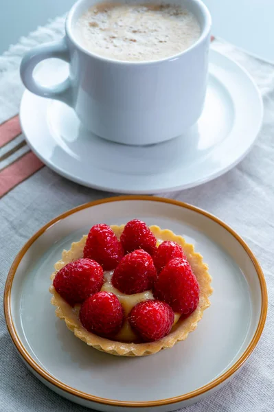 Сніданок Чашкою Чорної Кави Запечений Невеликий Пиріг Вершками Свіжими Стиглими — стокове фото