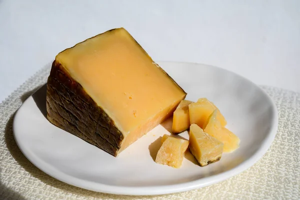 スペインのチーズコレクション 太陽の光の下で古い成熟したヤギチーズの一部 — ストック写真