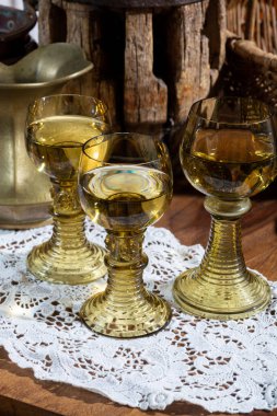 Antika Alman cam eşyalar, eski Hollanda tarzı Rummer ya da el yapımı beyaz dantelli masa örtüsü üzerinde beyaz riesling şarabı için roemer gözlükleri.