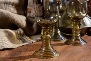 Boş antika Alman cam eşyalar, eski Hollanda tarzı Rummer ya da beyaz şarap için roemer bardakları.