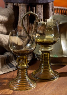 Boş antika Alman cam eşyalar, eski Hollanda tarzı Rummer ya da beyaz şarap için roemer bardakları.