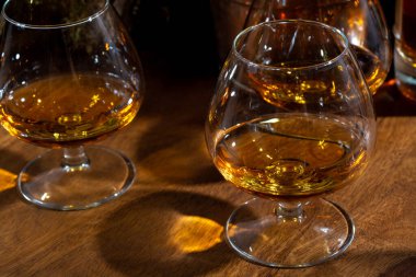 Eski konyak üreten bölgelerde Fransız konyağı alkollü içki kadehlerini tatmak Şampanya ya da Bois, Fransa