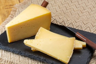 İsviçre peyniri koleksiyonu, pastörize edilmemiş inek sütünden yapılmış gruyere peyniri.