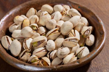 Kızarmış şam fıstığı, lezzetli sağlıklı vejetaryen atıştırmalığı.