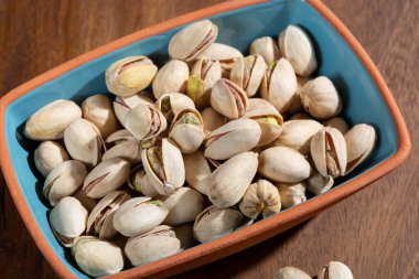 Kızarmış şam fıstığı, lezzetli sağlıklı vejetaryen atıştırmalığı.