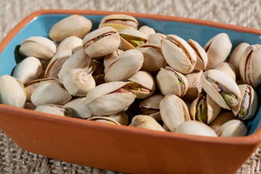 Kızarmış şam fıstığı, lezzetli sağlıklı vejetaryen atıştırmalığı.