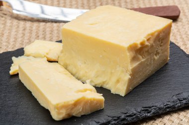 İngiliz peynirleri koleksiyonu, İngiliz olgunlaşmış füme çedar peyniri yakın plan