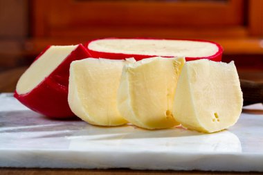 İngiliz kırmızısı orijinal çedar peynirini inek sütünden kızdırdı.