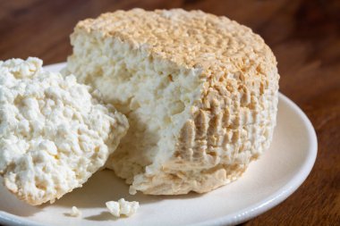 Polonya beyazı, Polonya 'da üretilen lor, kuark veya süzme peynire kıyasla füme süt twarog peyniri, beyaz inek peyniri kaymağını yedi.