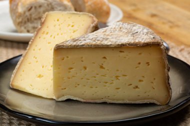 Fransız Alpleri, Fransa 'da inek sütünden yapılan tomme de savoie peyniri parçaları.