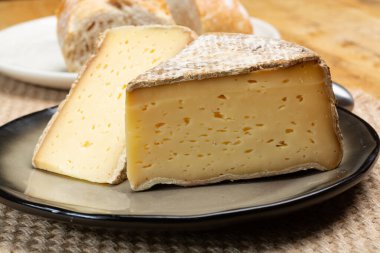 Fransız Alpleri, Fransa 'da inek sütünden yapılan tomme de savoie peyniri parçaları.