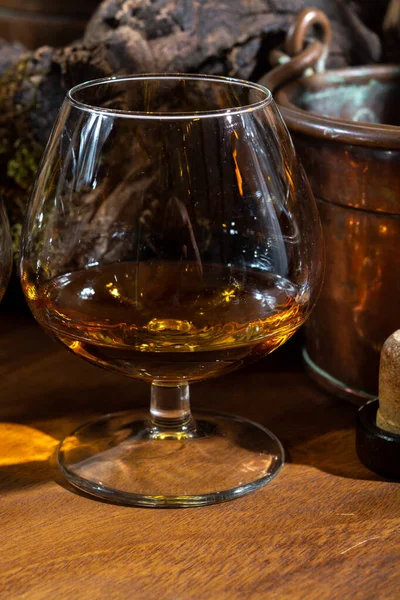 Eski Konyak Üreten Bölgelerde Fransız Konyağı Alkollü Içki Kadehlerini Tatmak — Stok fotoğraf