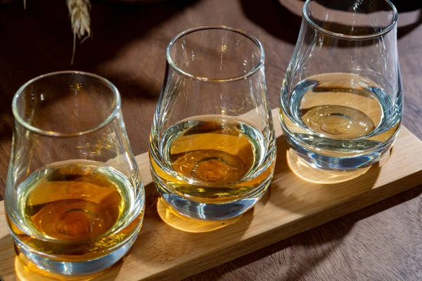 Speyside Scotch Whisky Verkostungsgläser Auf Altem Dunklem Holztisch Mit Gerstenkörnern — Stockfoto