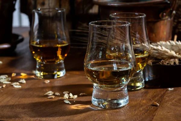 Kleine Degustationsgläser Mit Gealtertem Schottischen Whisky Auf Altem Dunklem Holztisch — Stockfoto