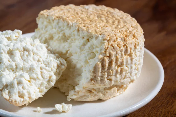 Polonya beyazı, Polonya 'da üretilen lor, kuark veya süzme peynire kıyasla füme süt twarog peyniri, beyaz inek peyniri kaymağını yedi.