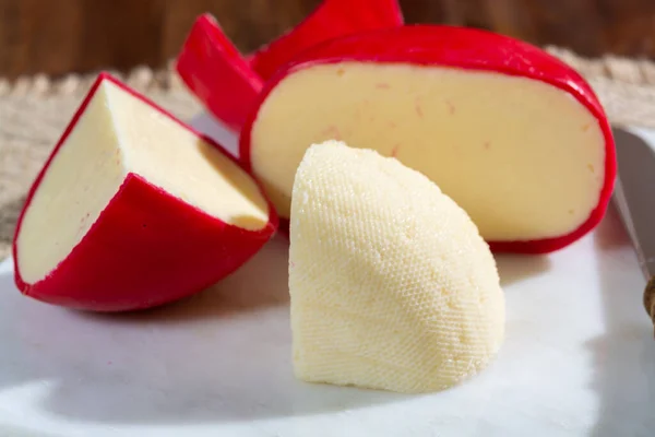 英国の赤ワックス元のチェダーチーズは牛のミルクから作られていますクローズアップ — ストック写真