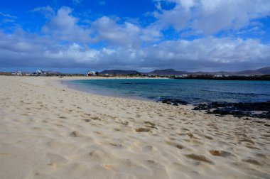 Beyaz kum, mavi su ve fırtınalı bulutlar La Concha sahilinde, El Cotillo sörfçülerinin köyü, Fuerteventura, Kanarya adaları, İspanya