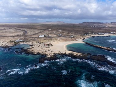 Beyaz kumullarda hava manzarası, La Concha sahilinde mavi okyanus suyu, El Cotillo sörfçüleri köyü, Fuerteventura, Kanarya adaları, İspanya 'da kış