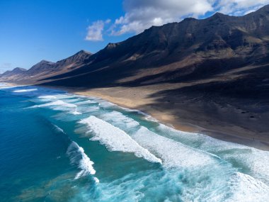 Fuerteventura, Kanarya Adaları 'ndaki sıradağların arkasına gizlenmiş altın kumlu kumlu kumlu plaja ulaşmak zor.