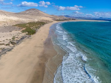 Sotavento sahilinin kumlu kum tepeleri ve turkuaz suyu, Costa Calma, Fuerteventura, Kanarya Adaları, İspanya kışın