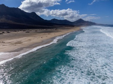 Fuerteventura, Kanarya Adaları 'ndaki sıradağların arkasına gizlenmiş altın kumlu kumlu kumlu plaja ulaşmak zor.