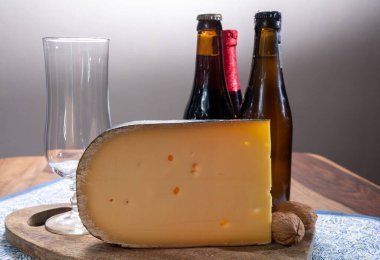 Peynir ve bira eşleştirme, Belçika birası ve Bruges, Belçika 'dan eski sarı inek sütlü peynir.