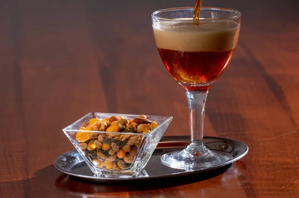 Ποτήρι Βελγικής Μπύρας Abbey Brown Snack Nuts Στο Bar Σερβίρισμα — Φωτογραφία Αρχείου
