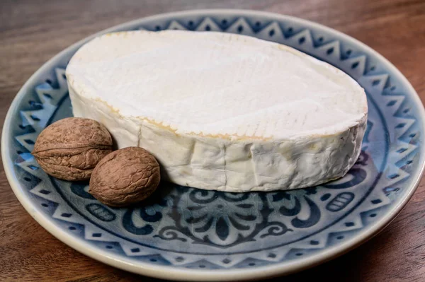 法国上马尔内地区的法国白色霉菌软奶牛乳酪卡普里斯乳酪 — 图库照片