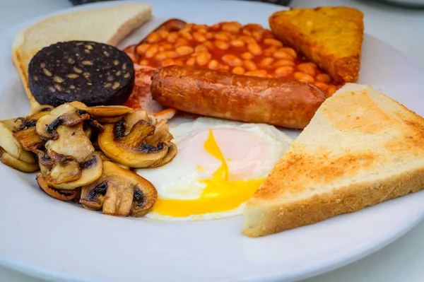 白板配上全英式早餐 配以培根 西红柿 烤香肠 黑布丁 哈希布朗和炸蘑菇 — 图库照片