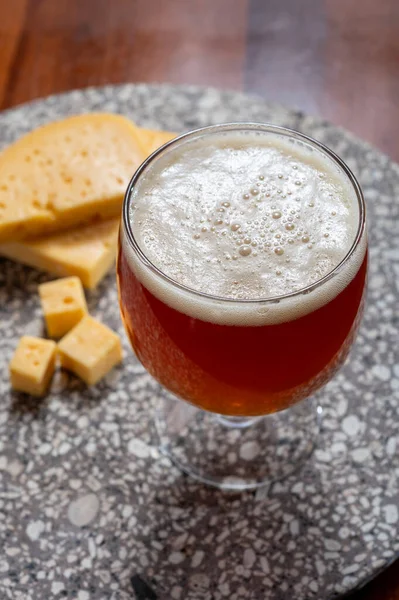 Ποτήρι Βελγικής Ελαφριάς Ξανθής Μπύρας Αβαείο Και Νόστιμο Βελγικό Τυρί — Φωτογραφία Αρχείου