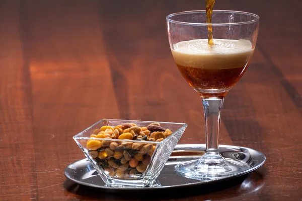 Ποτήρι Βελγικής Μπύρας Abbey Brown Snack Nuts Στο Bar Σερβίρισμα — Φωτογραφία Αρχείου