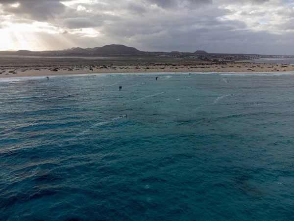 西班牙加那利群岛弗尔特文图拉冬季白色沙地科莱霍沙丘 海浪和风筝冲浪者的空中日落景观 — 图库照片