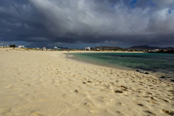 Wit Zand Blauw Water Stormachtige Wolken Het Strand Van Concha — Stockfoto