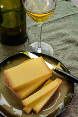 Şarap ve peynir eşleşmesi, Fransisco-Comte bölgesinde üretilen yerel kont peyniri ve cam ve clavelin şişesi özel ve karakteristik sarı şarap şarabı Jura bölgesinden Jaune, Fransa