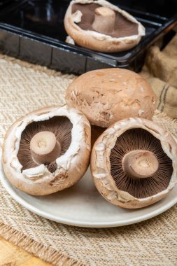 Lezzetli vejetaryen yemekleri, büyük kahverengi şampiyonlar Agaricus bisporus portobello mantarları.