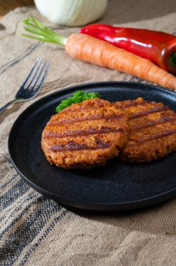 Vejetaryen bitkisinden yapılmış lezzetli vejetaryen hamburgerler soya fasulyesi taklidi et sağlıklı yaşam tarzı