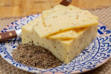 Hollanda peyniri, inek sütü, kurutulmuş aromatik kimyon tohumlu Hollanda gouda peyniri.