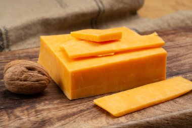 Leicestershire veya çedar peyniri veya kırmızı leicester, inekten yapılmış İngiliz sert peyniri yakın plan