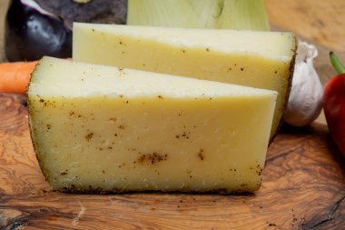 Peynir koleksiyonu, yıllanmış İtalyan koyun peyniri Sicilya adasından kara pecorino ya da pecorino nero di Sicilya yakın plan