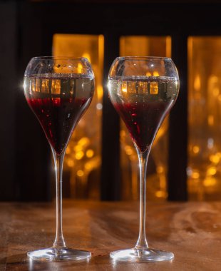 Kir Royal içilen, üzerinde şampanya bulunan kremalı Fransız aperatifi bardakta servis edilen lale kokteyli.