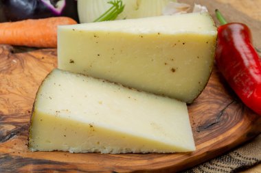 Peynir koleksiyonu, yıllanmış İtalyan koyun peyniri Sicilya adasından kara pecorino ya da pecorino nero di Sicilya yakın plan
