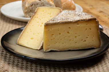 Fransız Alpleri, Fransa 'da inek sütünden yapılan tomme de savoie peyniri parçaları.