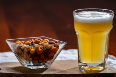 Bir bardak filtresiz Belçika birası kişniş ve turuncu akranlar ve farklı çerezler, Belçika birası.