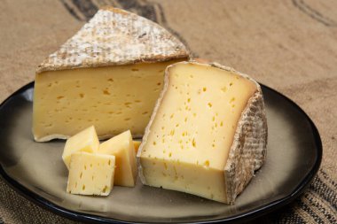 Fransız Alpleri, Fransa 'da inek sütünden yapılan tomme de savoie peyniri parçaları.