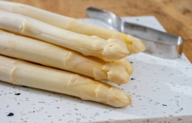 Bahar mevsimi, yeni Hollanda hasadı, Alman beyaz kuşkonmazı, masada çiğ beyaz kuşkonmaz.